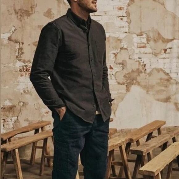 Everlane The Linen Classic Standard Fit Shirt Button Down in Washed Black